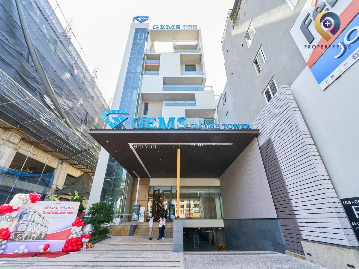 Lối vào chính của tòa nhà GEMS Empire Tower với mái che hiện đại